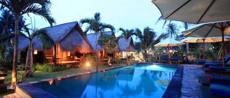 Piscine extérieure, parasols de plage, chaises longues