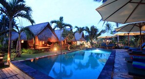 室外泳池；泳池傘、躺椅