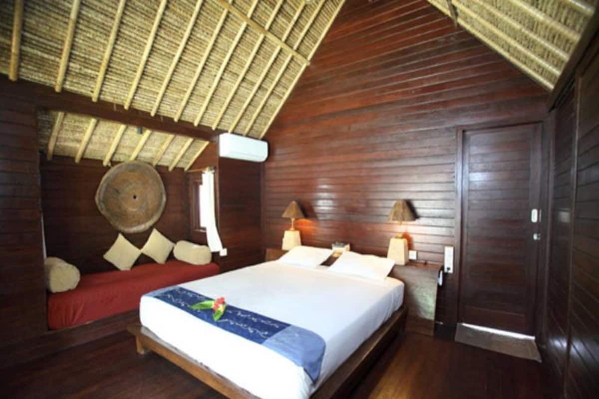 Minibar, desk, soundproofing, cots/infant beds