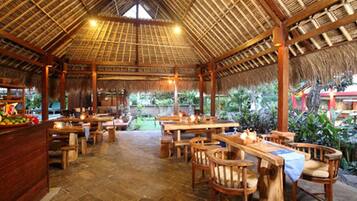 Se sirven desayunos, almuerzos y cenas; cocina internacional