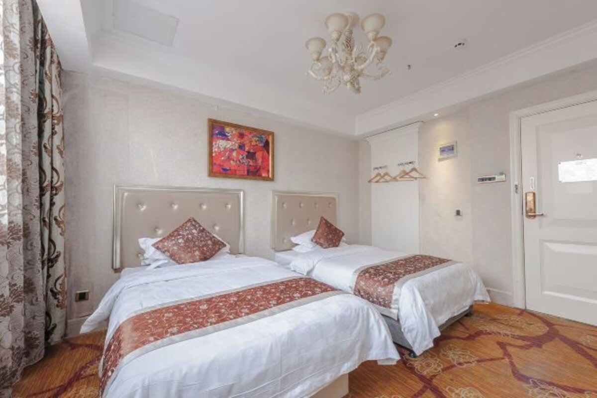 Elegant Residence Twin Room