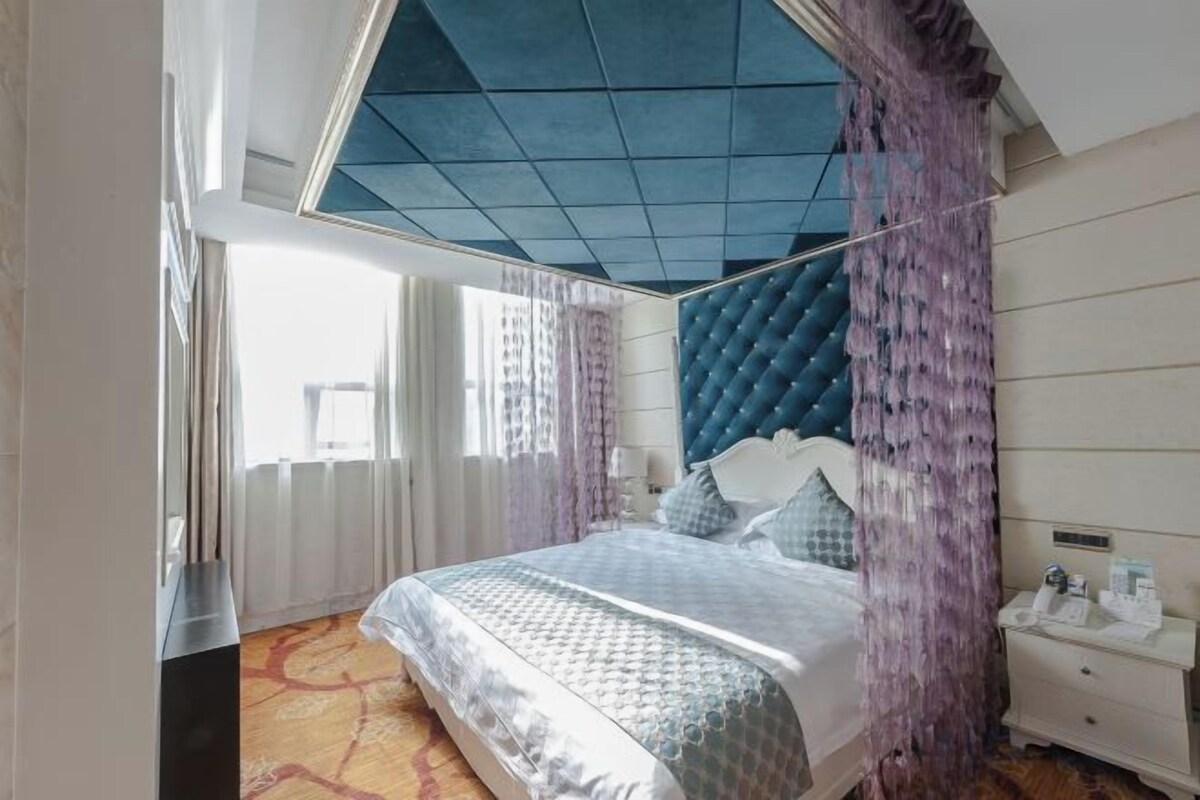 Romantic Couples' Room