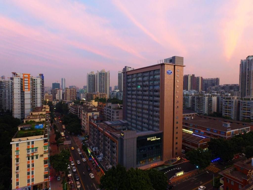 Un hotel de diseño moderno, rodeado de rascacielos, en un entorno urbano.