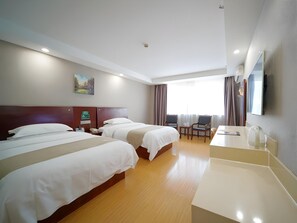 A hotel room with two beds, a desk, a chair, a TV, and a window with curtains. - Greentree Inn Shanghai Baoshan Yanghang Shuichan Road Hotel (Shanghai)