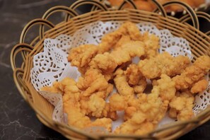 A basket of fried food items. - Doukou Lijing Hotel (Nanling) (Wuhu)