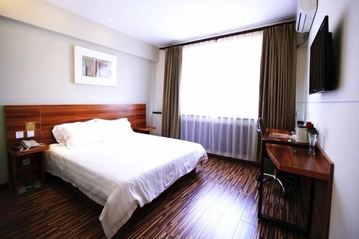 Business Suite (A) | In-room safe, blackout curtains, WiFi