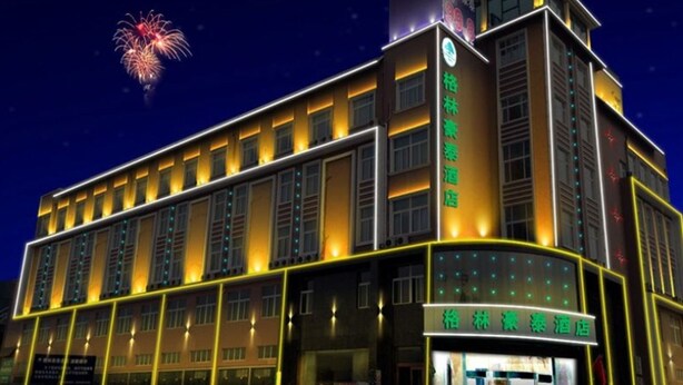 Un hotel con fachada moderna, varios pisos y un letrero visible que indica que es un hotel.