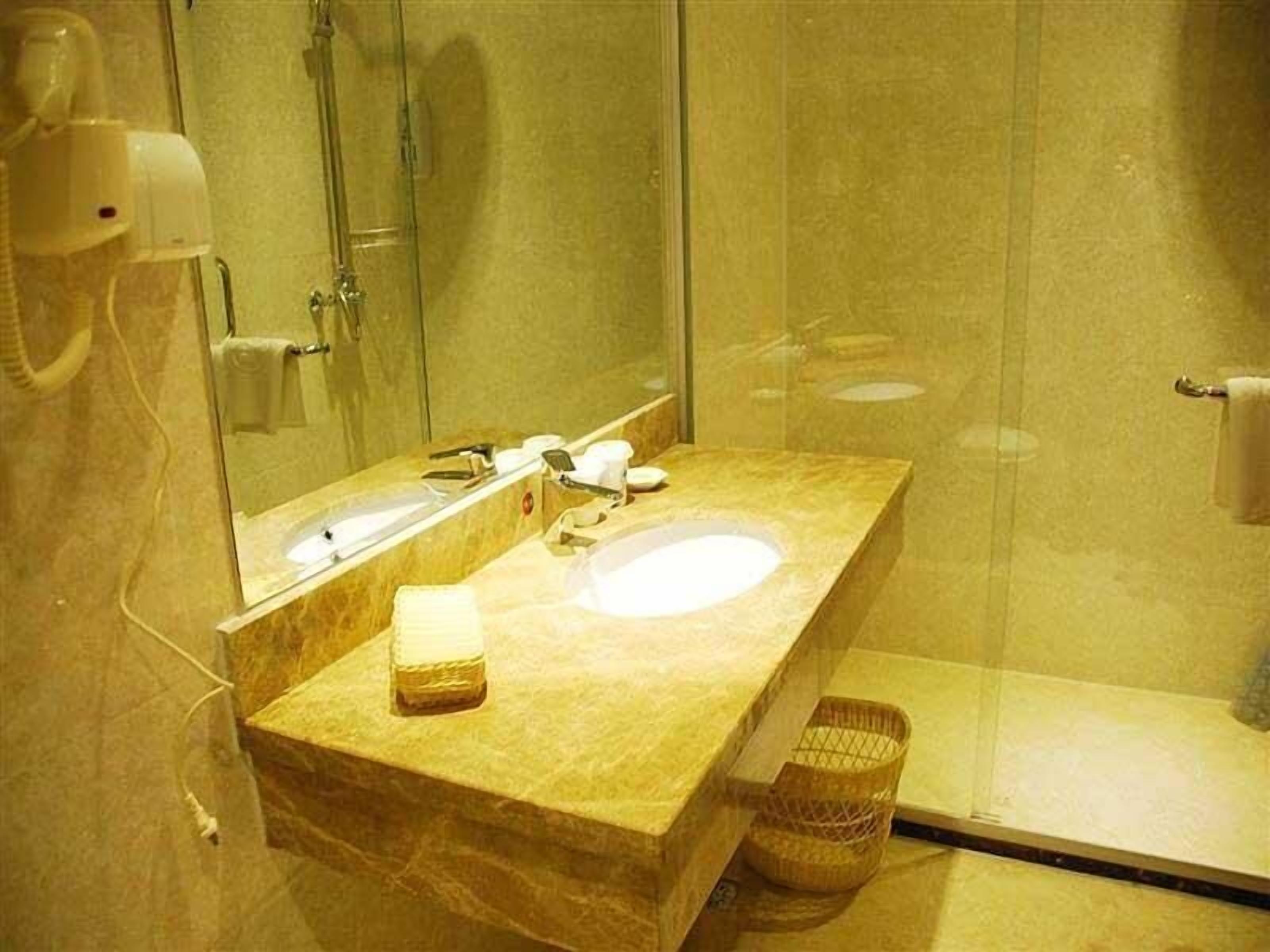 Regadera, amenidades de baño gratuitas, secadora de cabello, pantuflas 