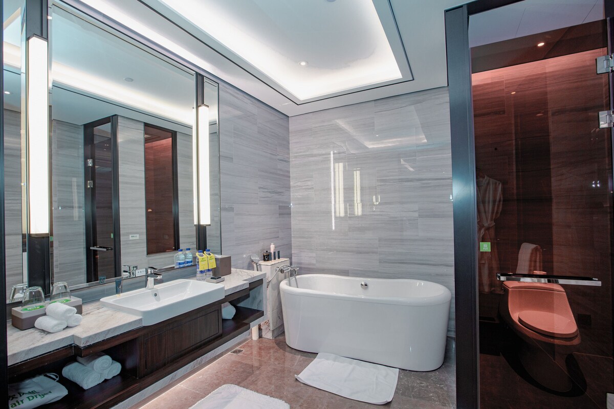 Suite, 1 Bedroom (High Floor) | 1 bedroom, in-room safe, desk, soundproofing