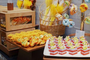 2 restaurantes: opção de almoço e jantar