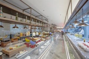 Daily buffet breakfast (CNY 75 per person)