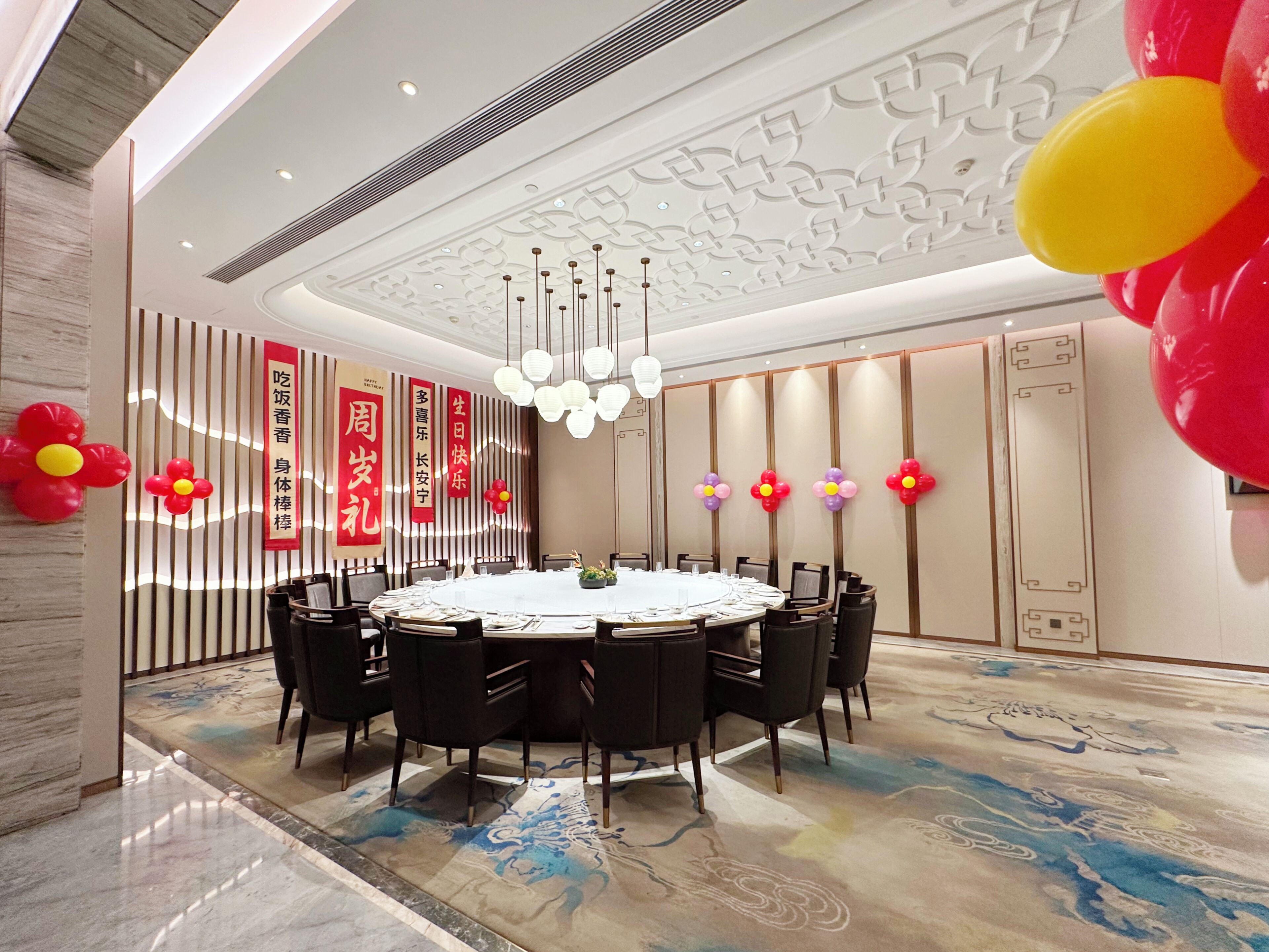 2   間餐廳；供應午餐和晚餐