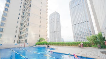 Alberca techada y alberca al aire libre