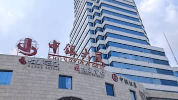 En bygning med skiltning for 'Zhongxin Hotel' og 'Sage Hotel'.