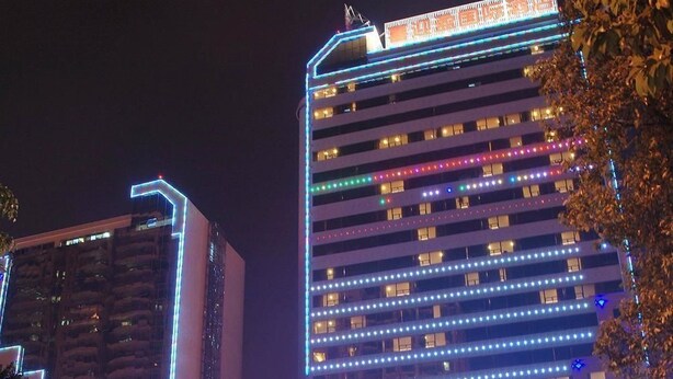 A brightly lit hotel with multiple floors and a prominent entrance. - Vienna Hotel Lianjiang Road - Qingyuan (Qingyuan)