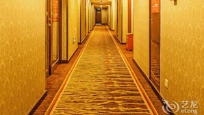 A hotel hallway with carpeted floors, doors on both sides, and a ceiling light. - Vienna Hotel Lianjiang Road - Qingyuan (Qingyuan)