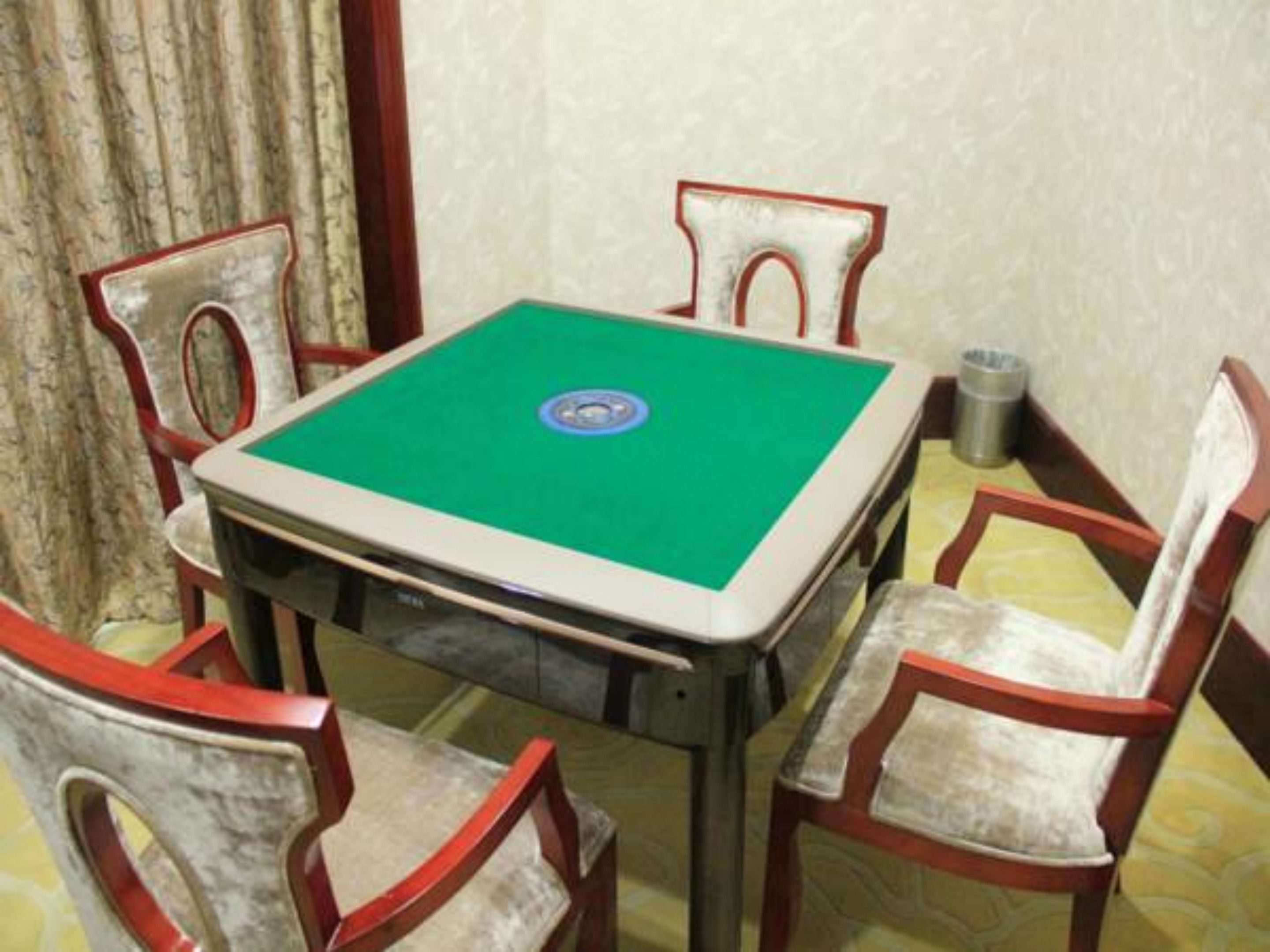 executive room, 1 king bed | premium bedding, free minibar items, in-room safe, desk