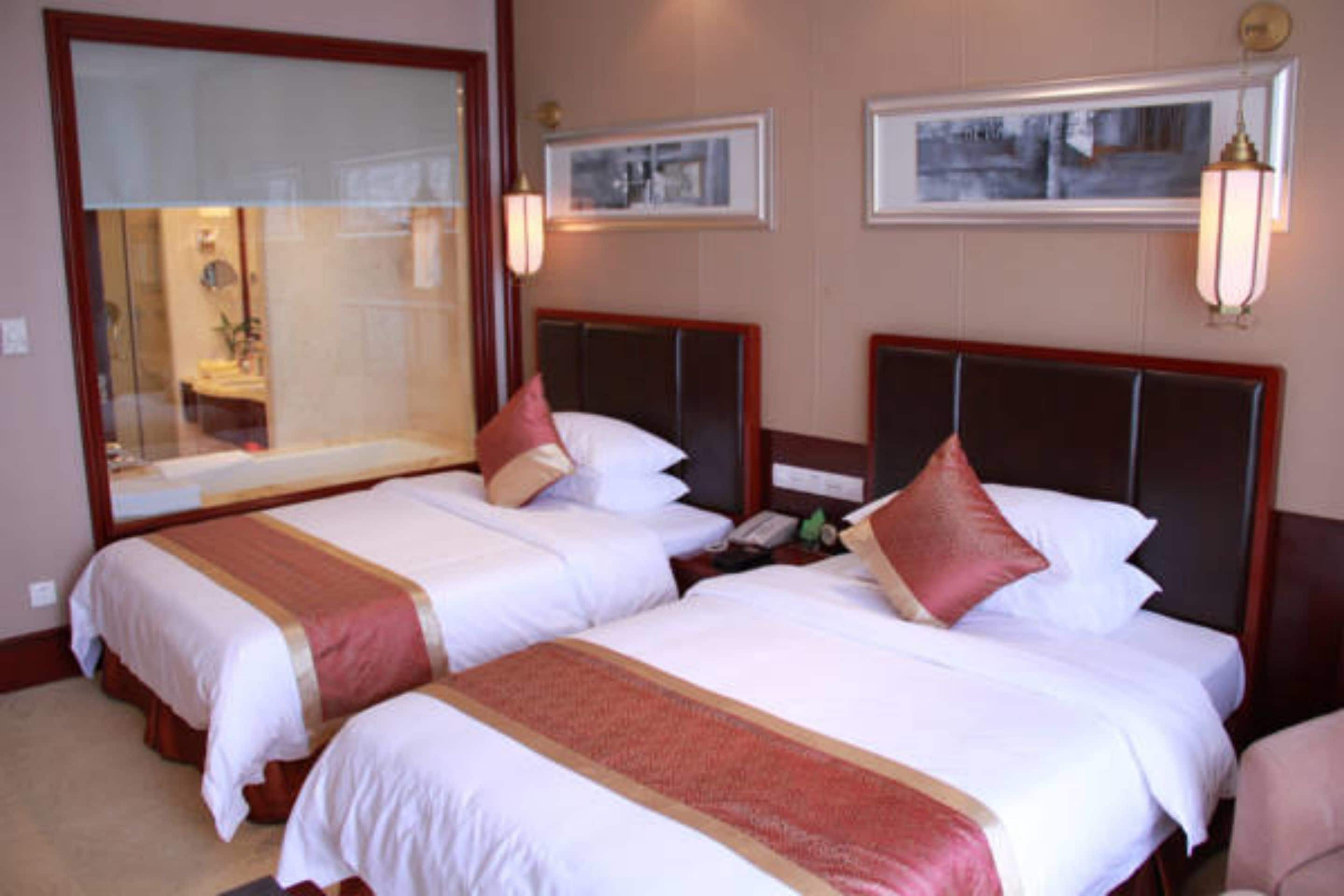 standard twin room  | premium bedding, free minibar items, in-room safe, desk