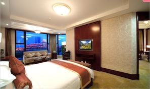 Executive Suite, 1 King Bed | Premium bedding, free minibar items, in-room safe, desk