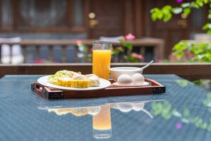 Free daily buffet breakfast