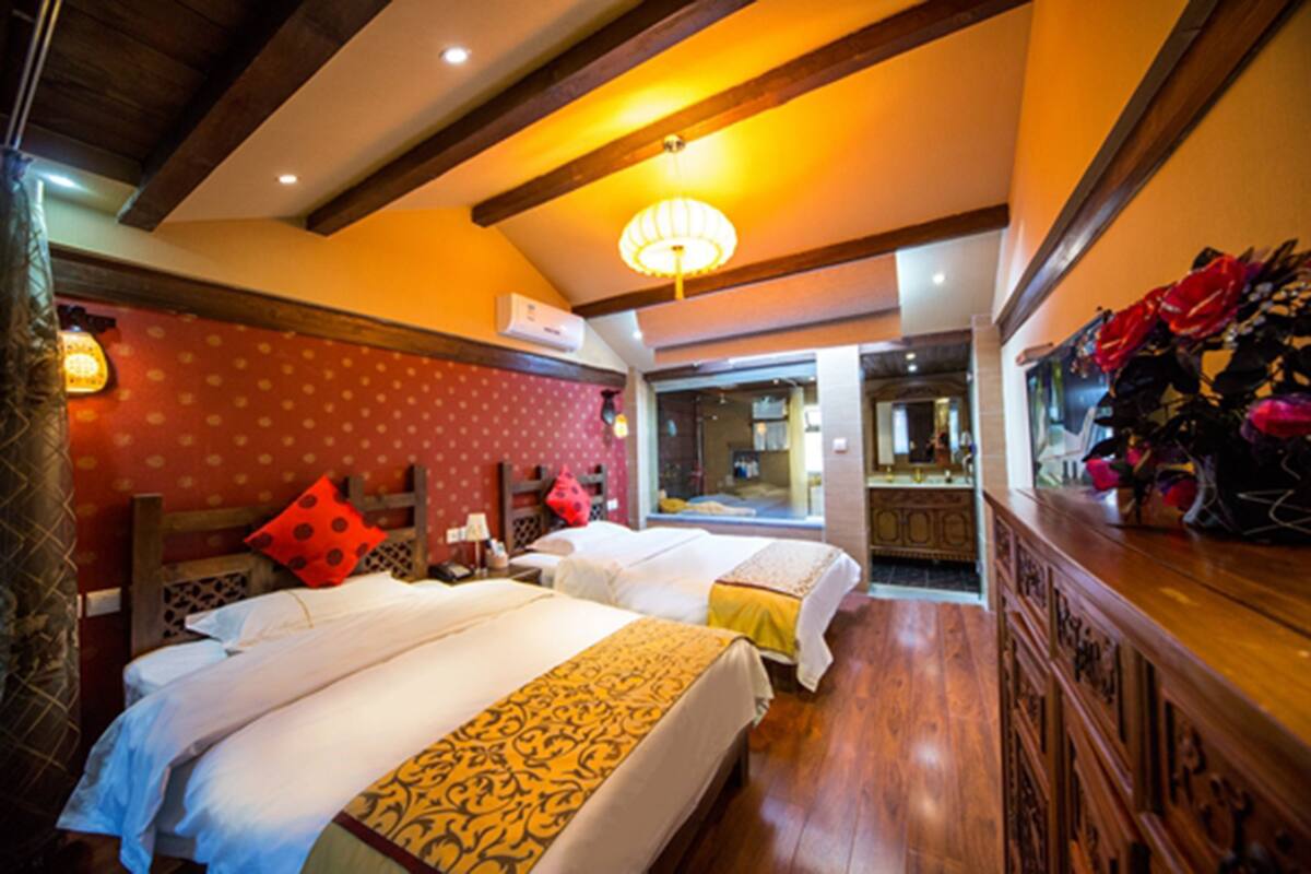 Deluxe Loft, 2 Bedrooms, Courtyard View | Desk, free WiFi