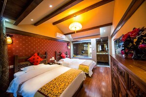 Deluxe Loft, 2 Bedrooms, Courtyard View | Desk, free WiFi