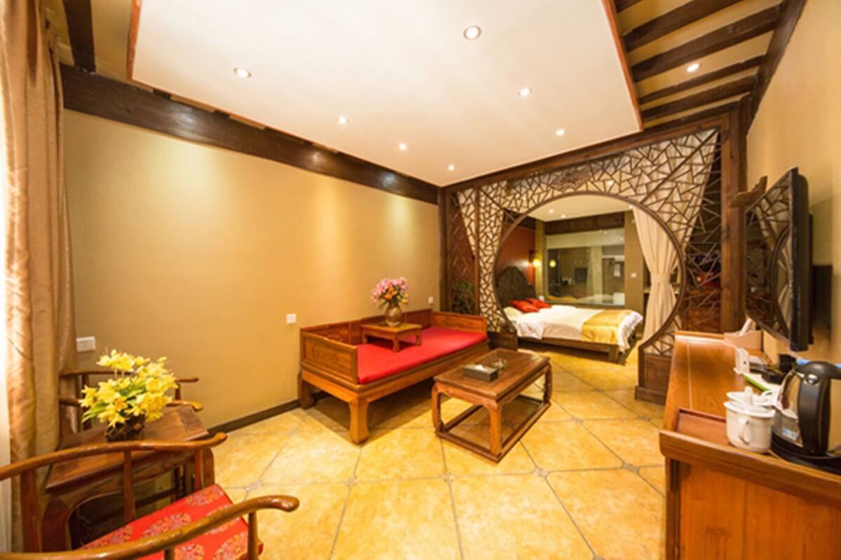 Luxury Suite, 1 Bedroom, Courtyard View | Desk, free WiFi