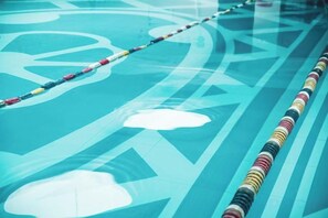 Una piscina con separadores de carril.