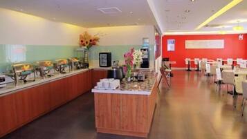 فطور من الأطباق المحلية يوميًا مقابل رسوم