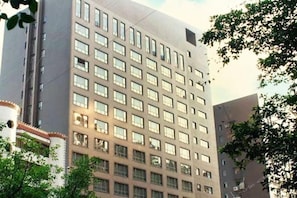 A multi-story building with a uniform facade, featuring a grid of windows and a flat roof. - Yuzhu Garden Hotel (Chongqing)
