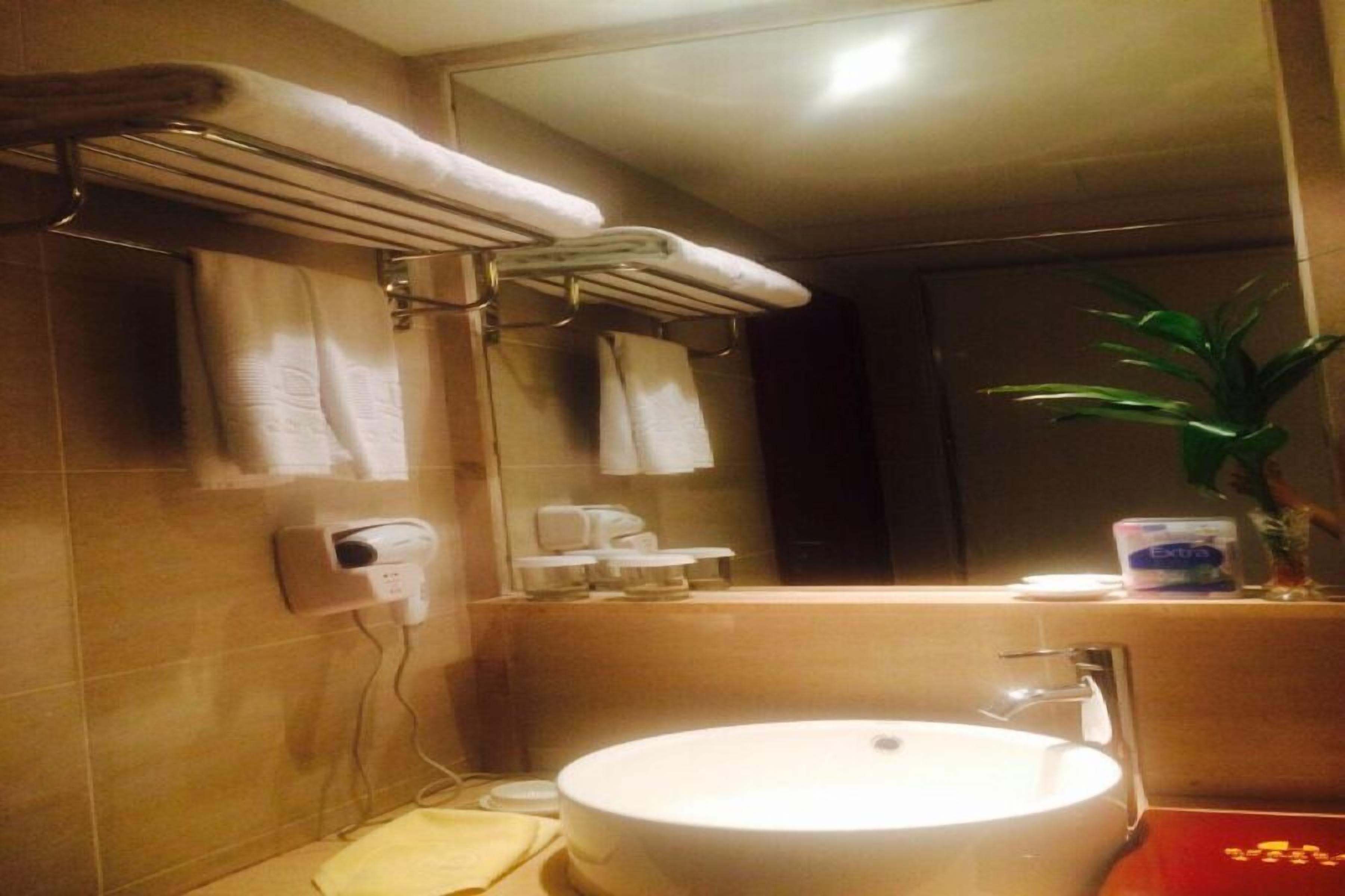 Une salle de bain équipée d’un lavabo, d’un porte-serviettes et d’un miroir.