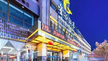 A multi-story building with signage for a hotel and a restaurant.