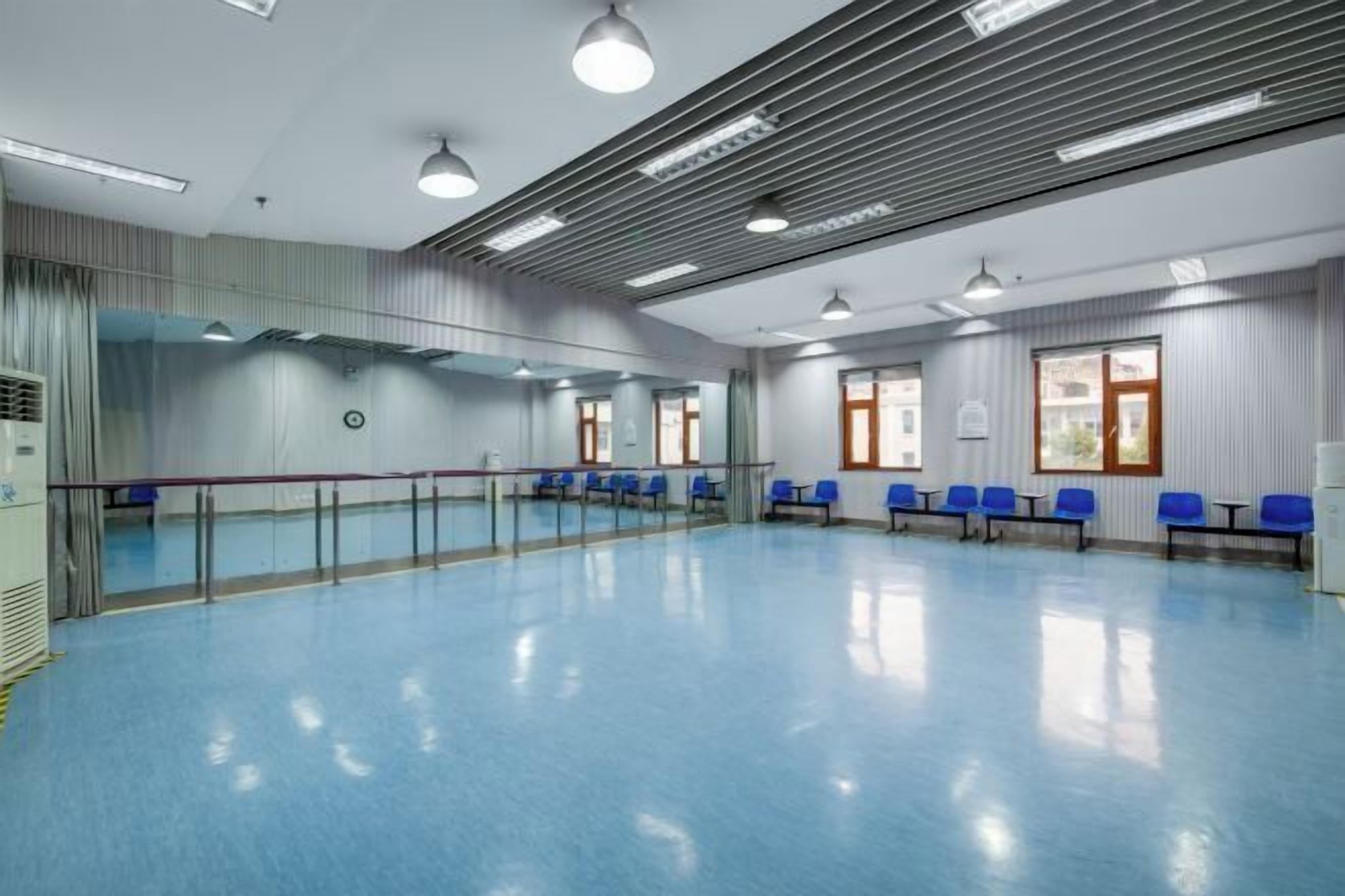 حمام سباحة داخلي