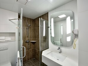 Separate bathtub and shower, hydromassage showerhead, free toiletries