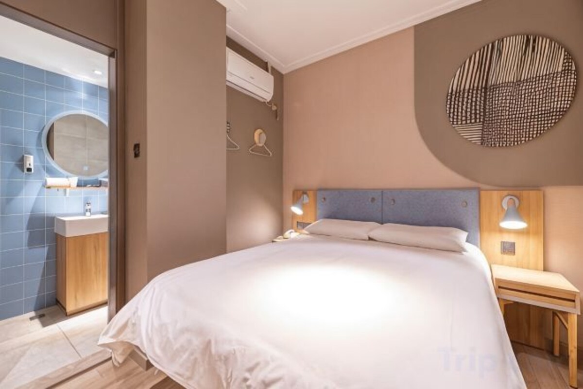 Brand-New Business Double Bed Room A (Children's Toiletries + Kids Slippers)