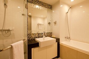 A modern bathroom with a glass shower enclosure, a white sink, and a bathtub. - Wangfujing Xin Xiang Ya Yuan Apartment (Beijing)