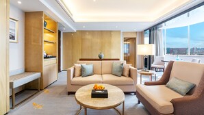 Suite Eksekutif (executive suite) | Ruang keluarga | Televisi LCD 42-inci dengan saluran TV satelit dan TV