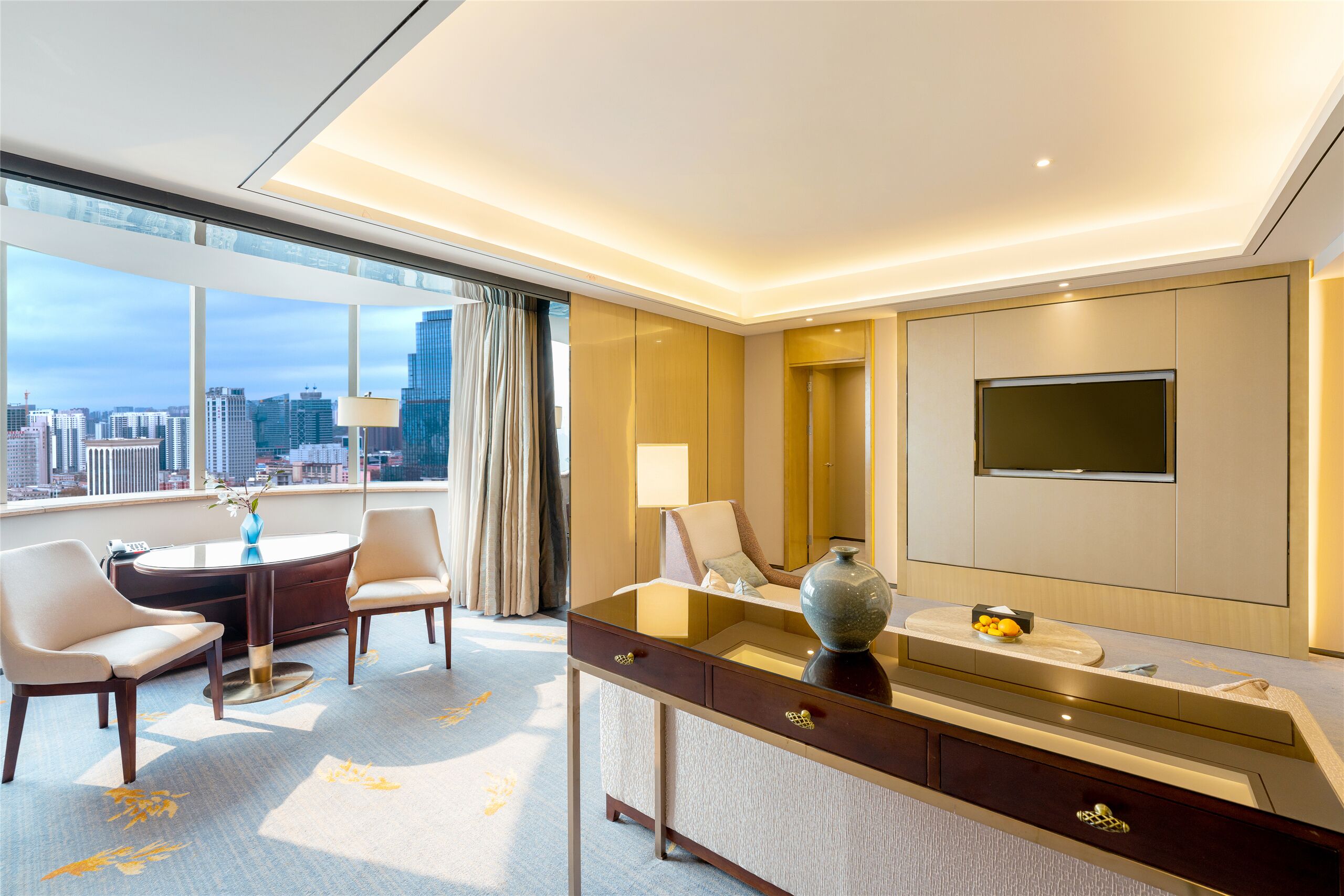 executive suite (executive suite) | living area | 42-inch lcd tv with satellite channels, tv