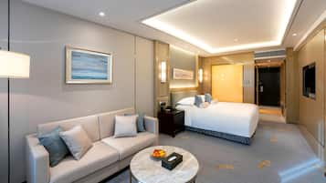 Kamar Single Deluks (deluxe room) | Seprai premium, selimut bulu angsa, minibar, dan brankas