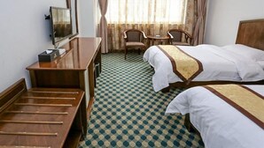 A hotel room with a bed, a desk, a chair, and a television. - Guangzhou Southern Airlines Pearl Business Hotel (Guangzhou)
