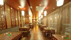 A restaurant with wooden tables and benches, a tiled floor, and a long counter. - Greentree Inn Jiangsu Taizhou Jingjiang Bus Statio (Taizhou)