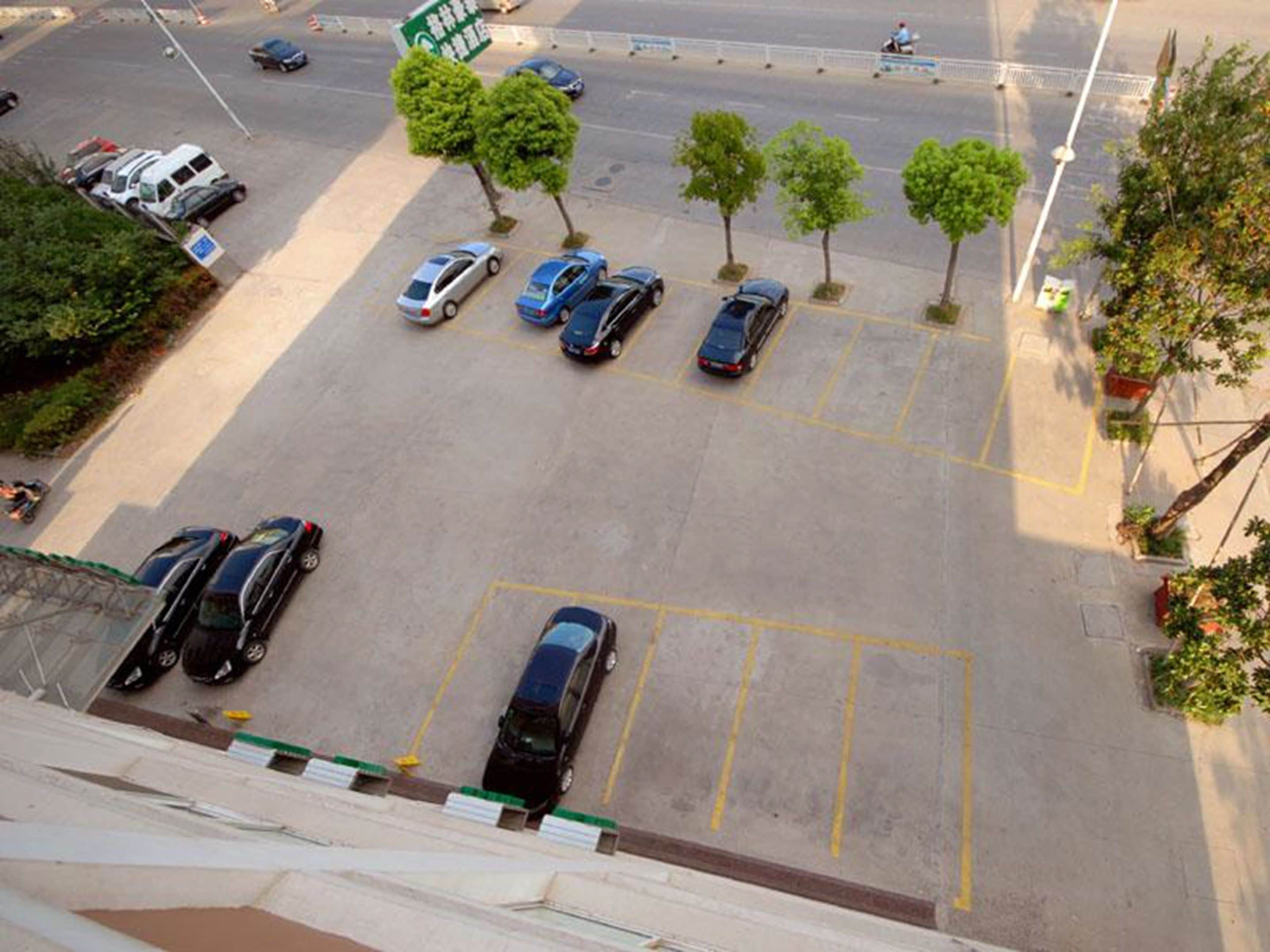 Un parking à plusieurs niveaux, avec plusieurs voitures stationnées dans les emplacements prévus à cet effet.