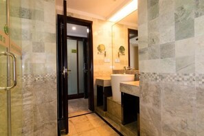 Shower, hair dryer, slippers, towels - Vienna International Hotel (Yangzhou Wanda Plaza Libao) (Yangzhou)