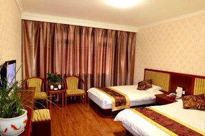 A hotel room with two beds, a TV, a desk, and a potted plant. - Yandang Huating Villa (Wenzhou)