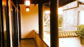 Interior - Yonder Way (Dali)
