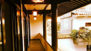 Interior - Yonder Way (Dali)