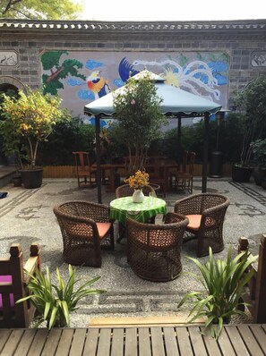 Outdoor dining - Yunlong Hotel (Lijiang)