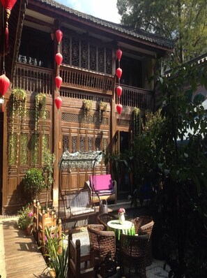 Outdoor dining - Yunlong Hotel (Lijiang)