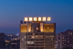 Un edificio con señalización iluminada en la parte superior.
