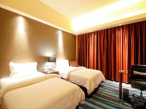 Chambre avec lits jumeaux (Super Sassy) | Coffres-forts dans les chambres, Wi-Fi